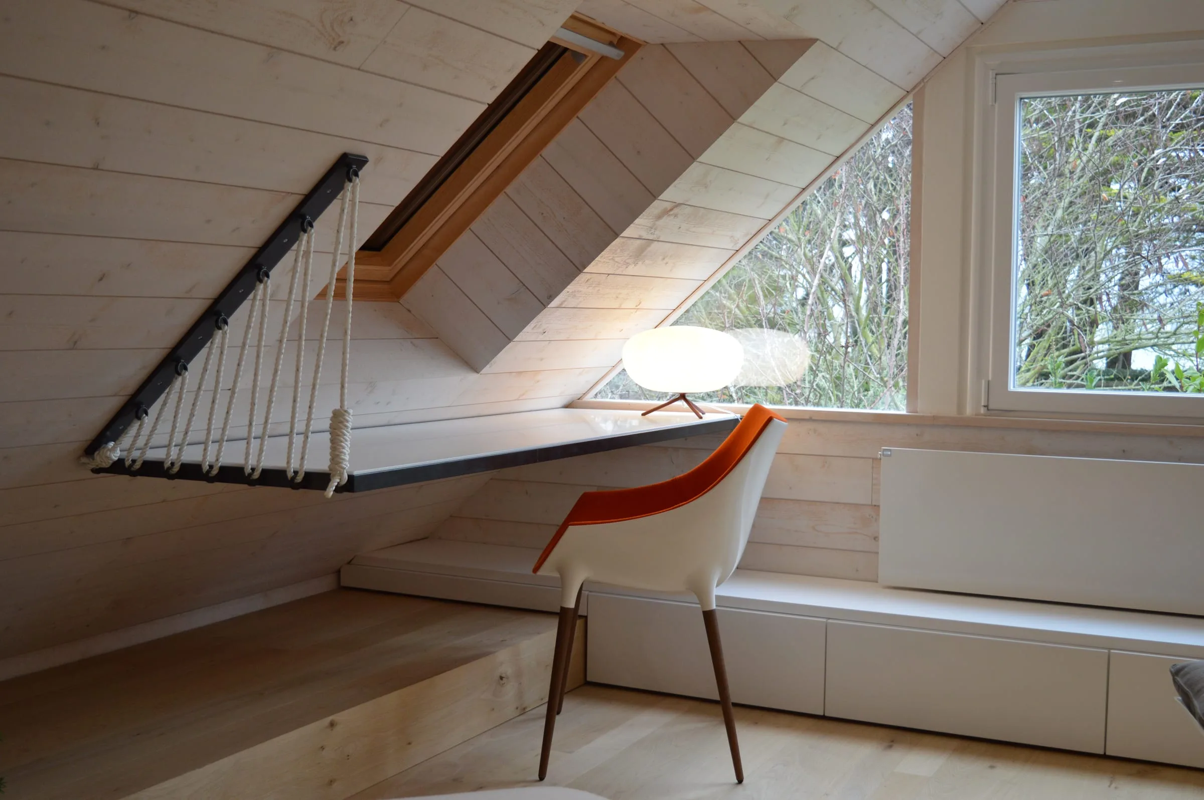 Bureau et filet suspendu sous les combles