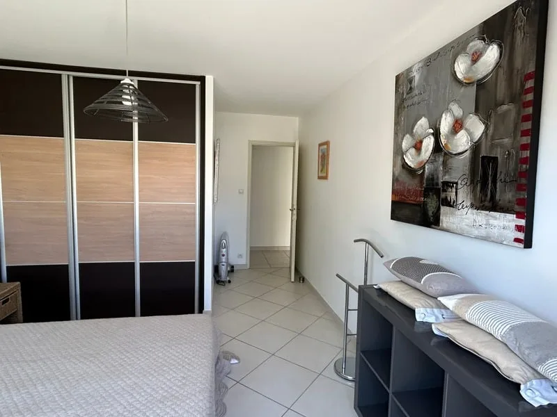 Chambre avec placard coulissant avant travaux
