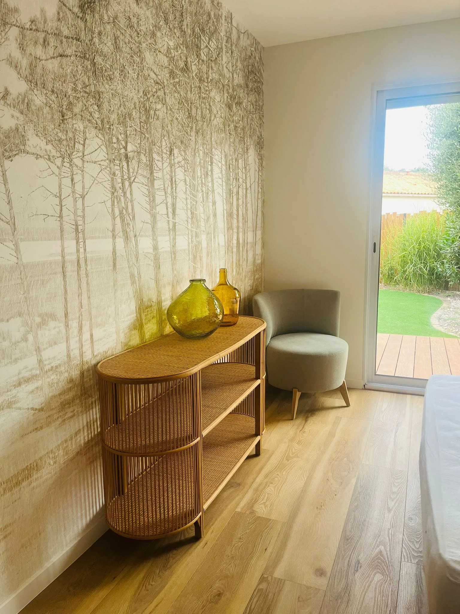 Chambre rénovée, papier peint panoramique et console en rotin