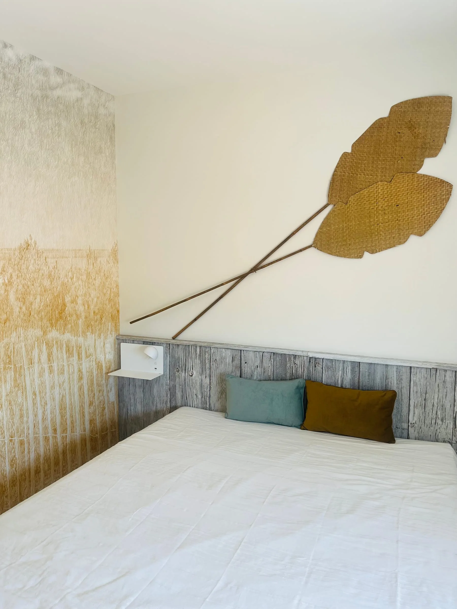 Chambre avec décor mural et lampe de lecture