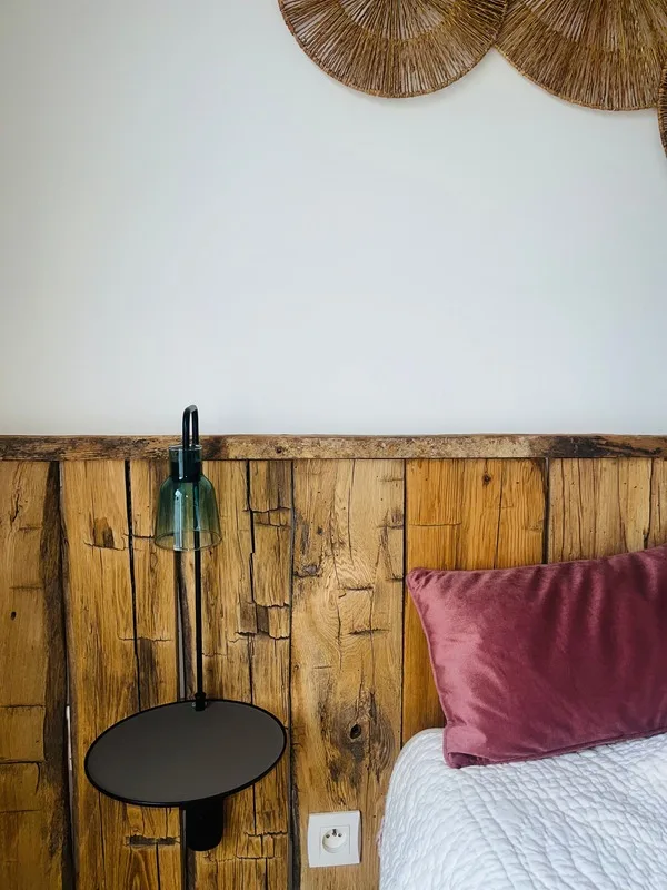 Tête de lit en bois ancien et applique noire
