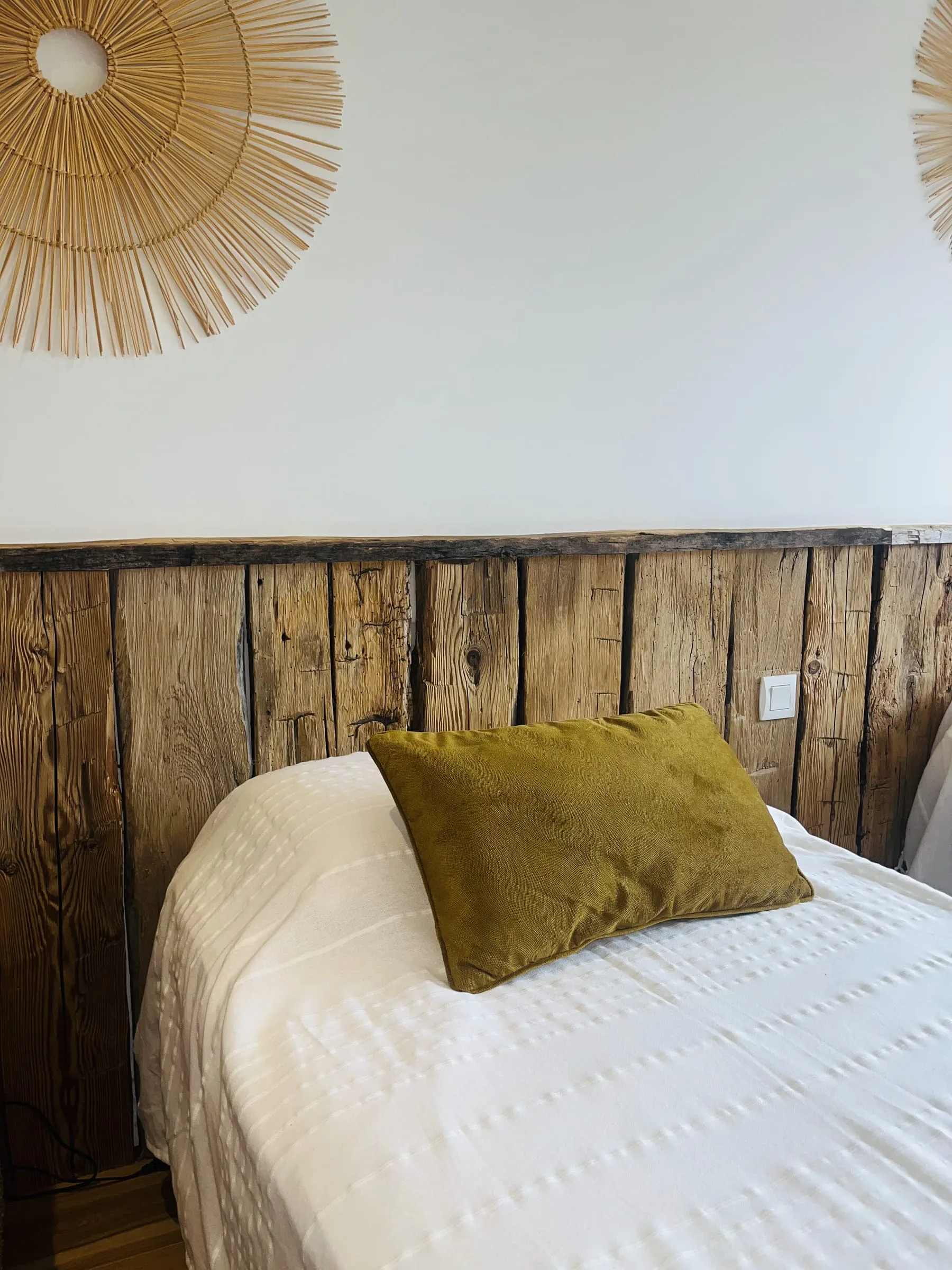 Chambre avec tête de lit en bois brut
