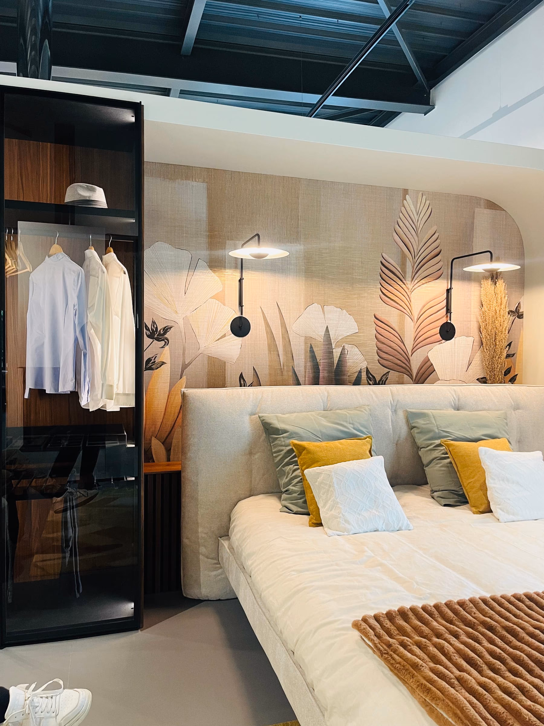 Chambre contemporaine, tête de lit capitonnée et dressing vitré