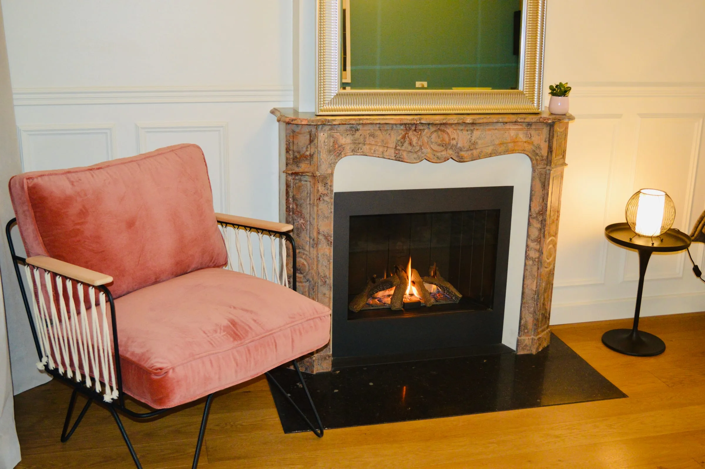 Cheminée en marbre et fauteuil rose