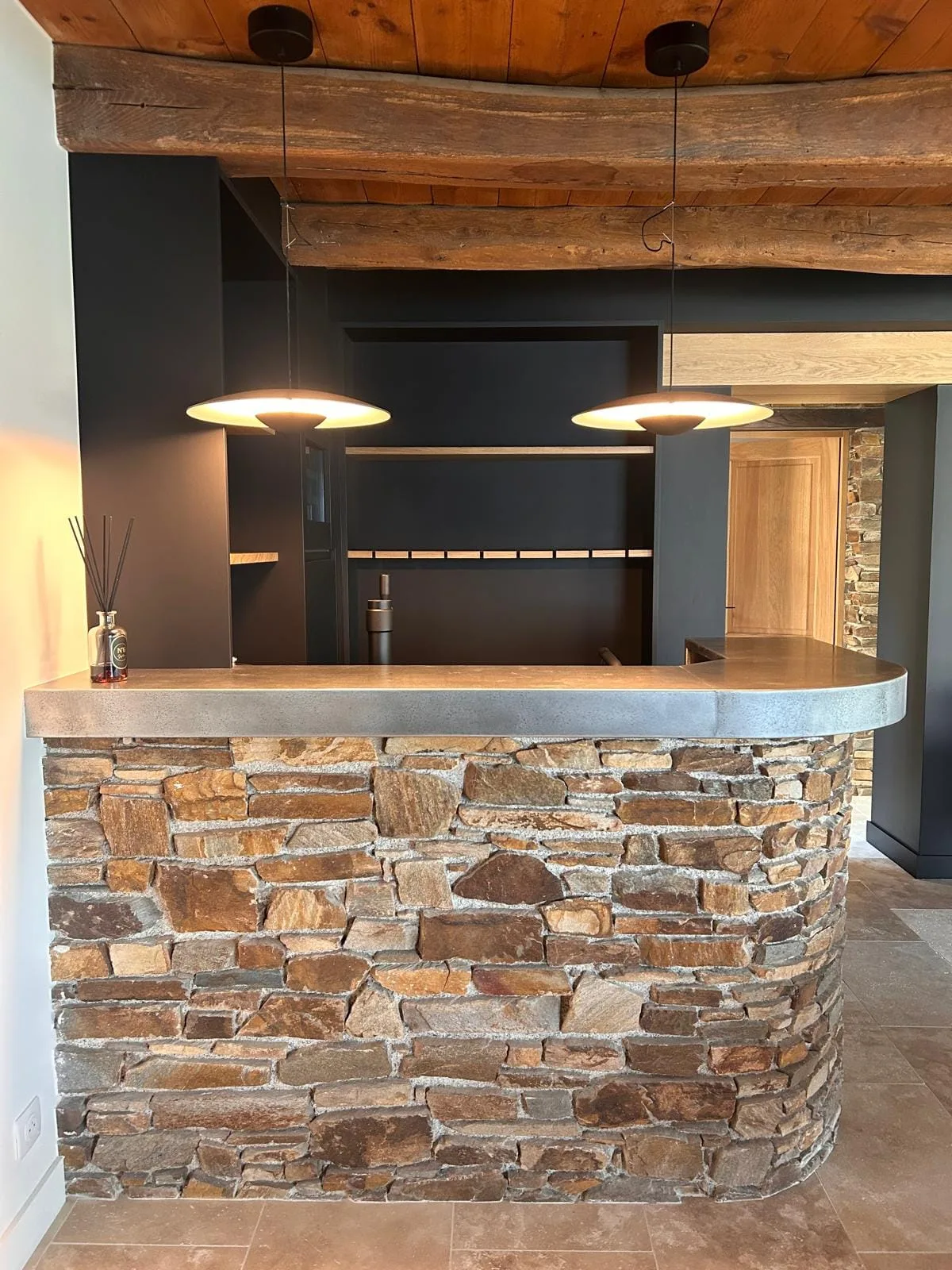 Comptoir extérieur en pierre sous une toiture bois