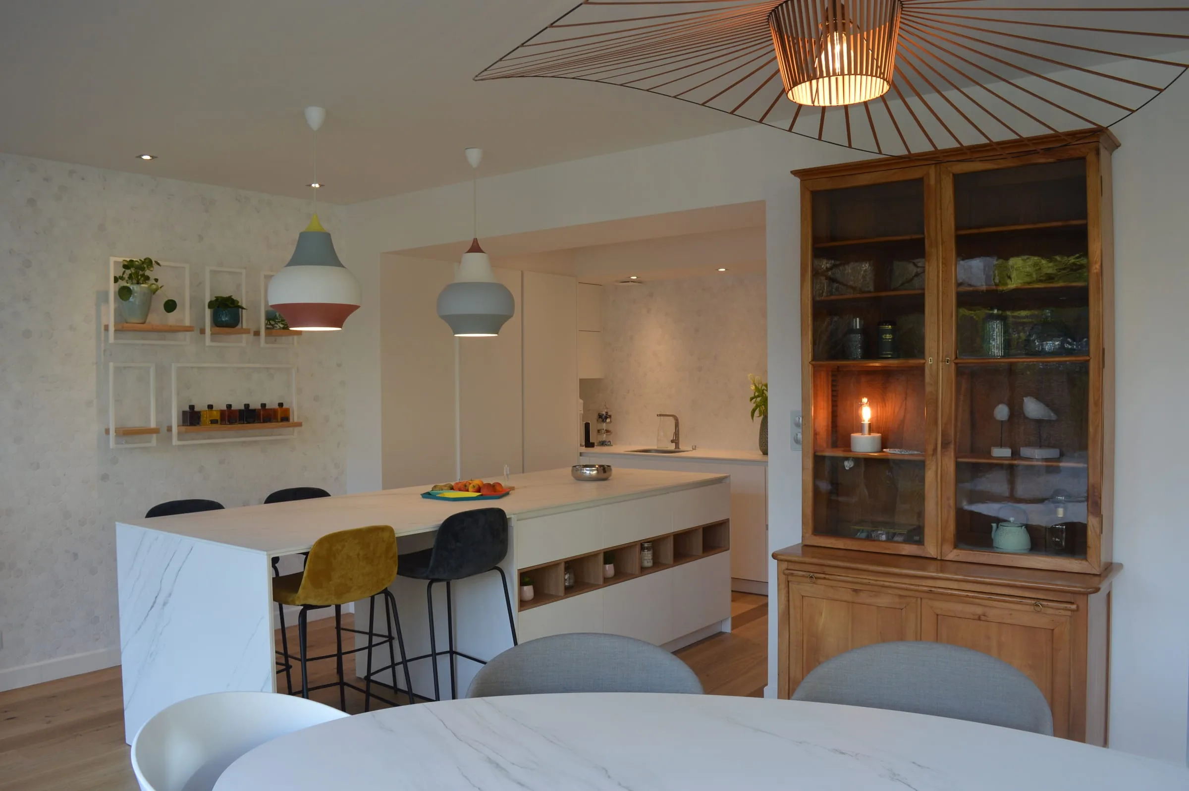 Cuisine blanche, bois et assises autour du comptoir