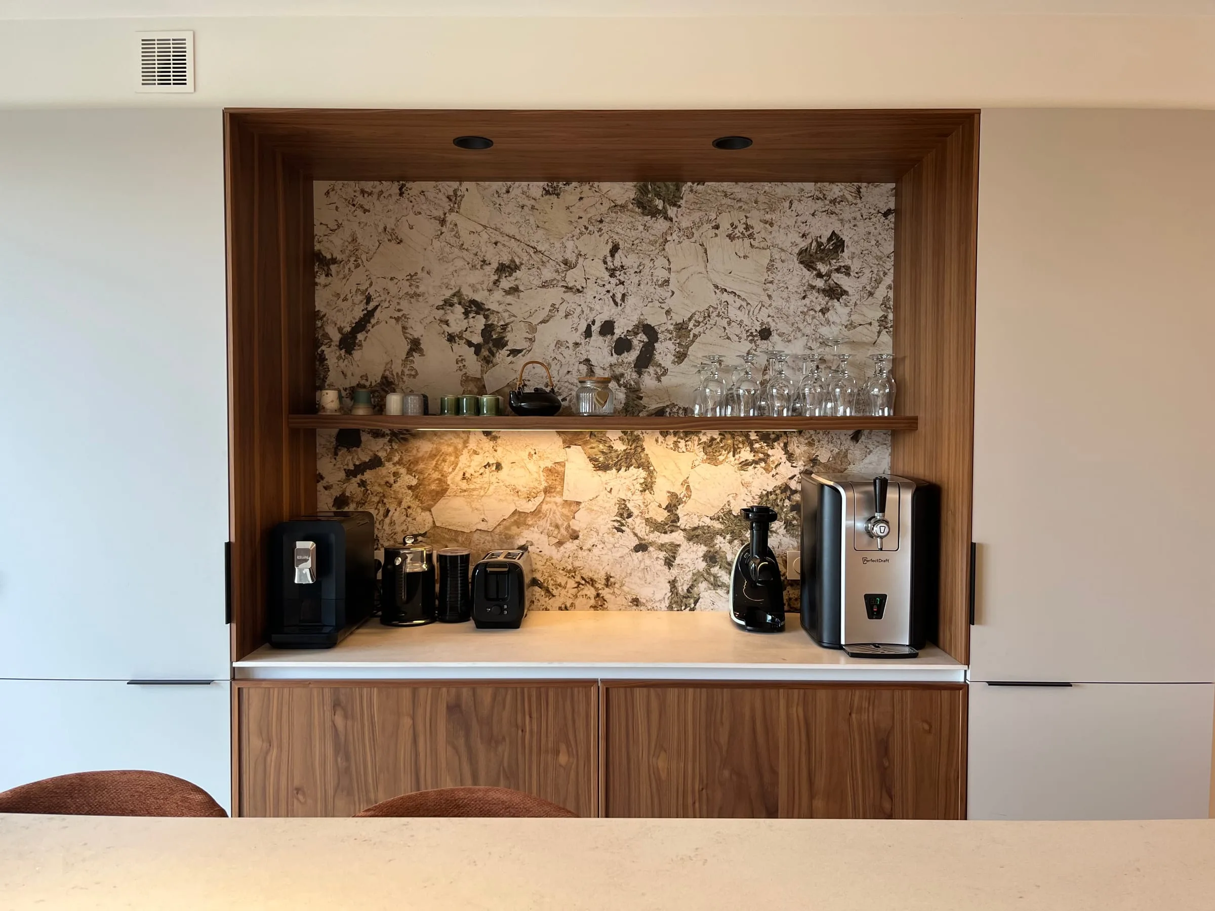 Niche en noyer avec crédence en pierre et étagère éclairée