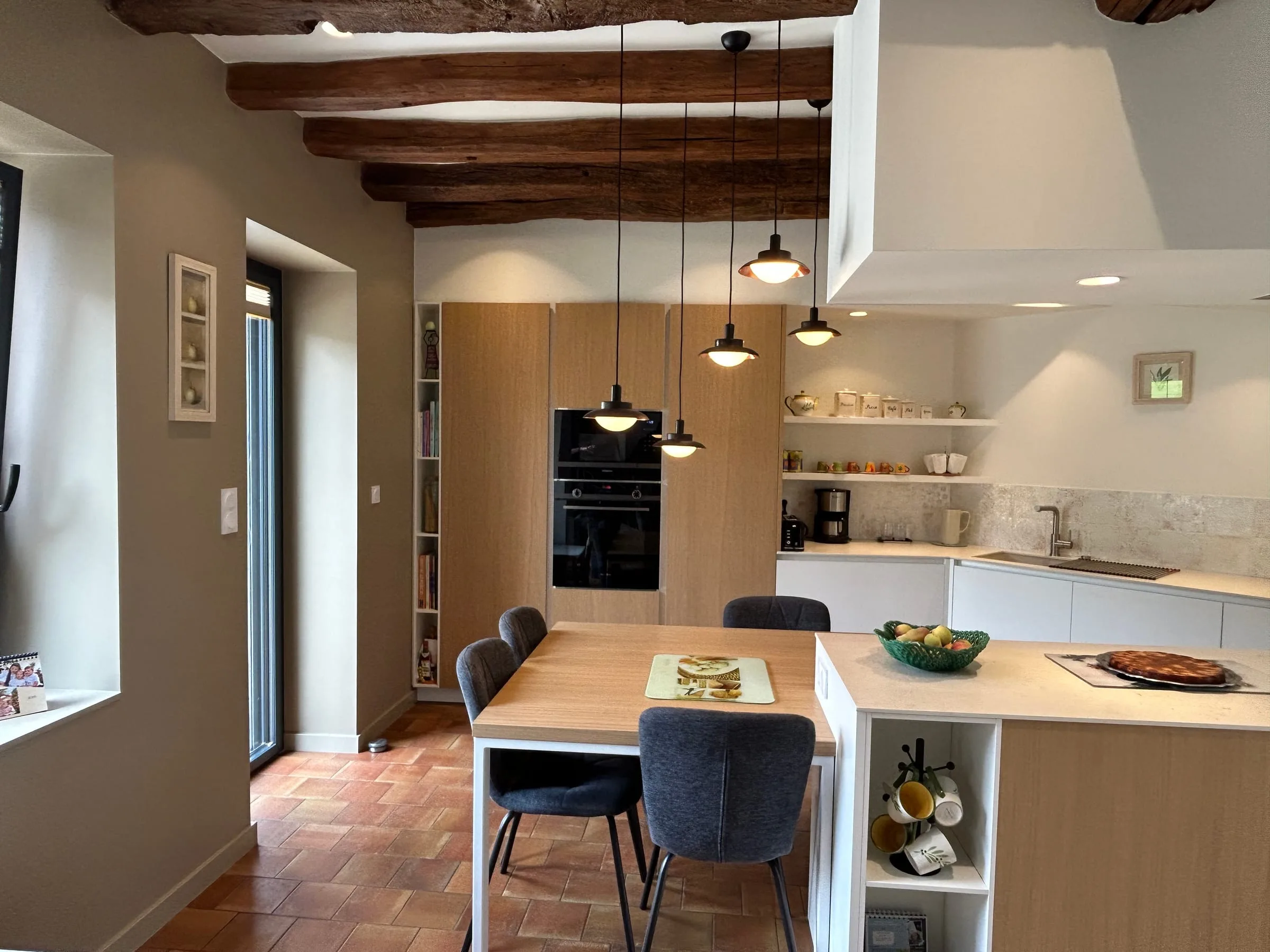 Cuisine ouverte sous des poutres en bois