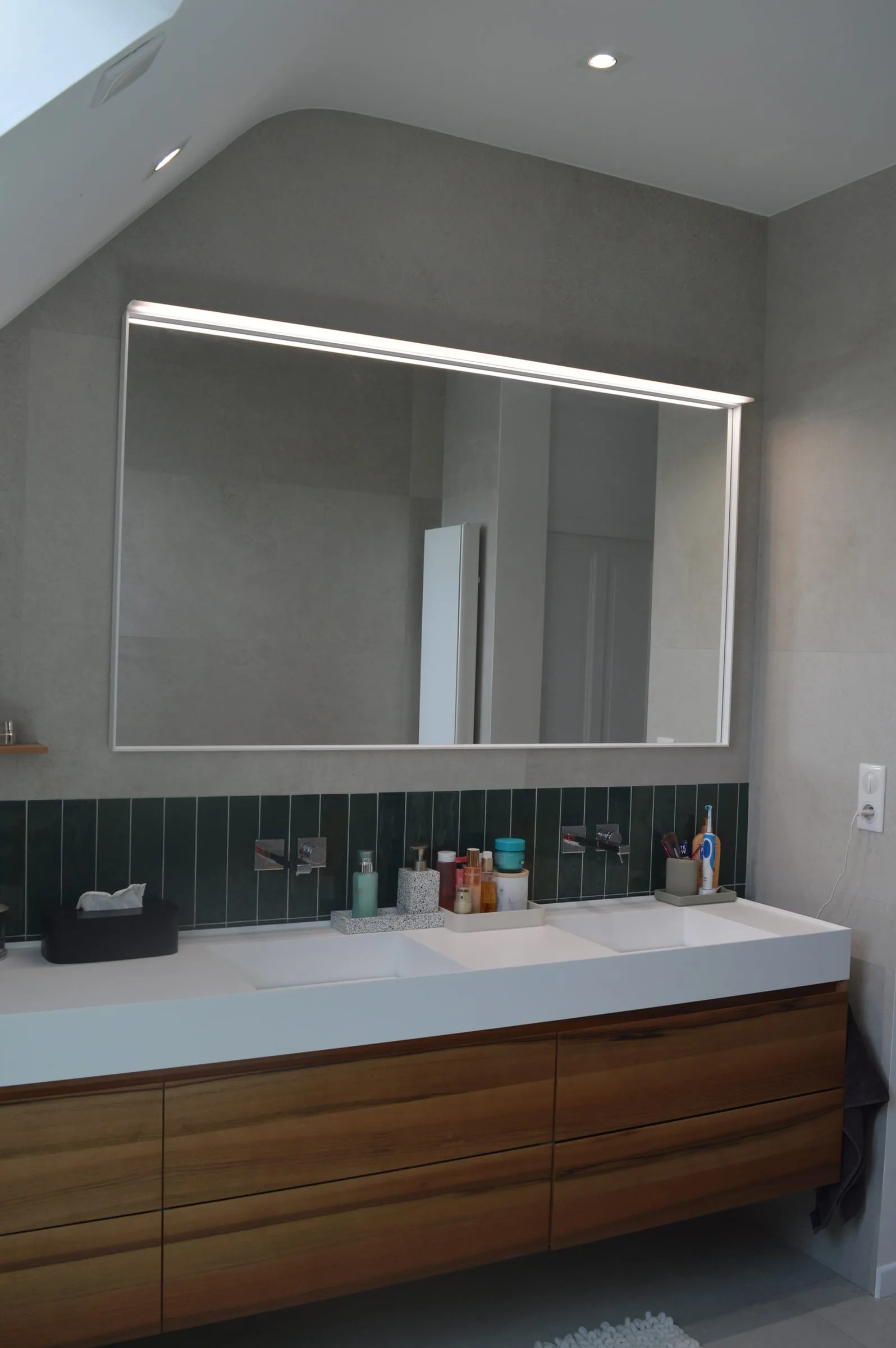 Double vasque, meuble en bois et carrelage vert