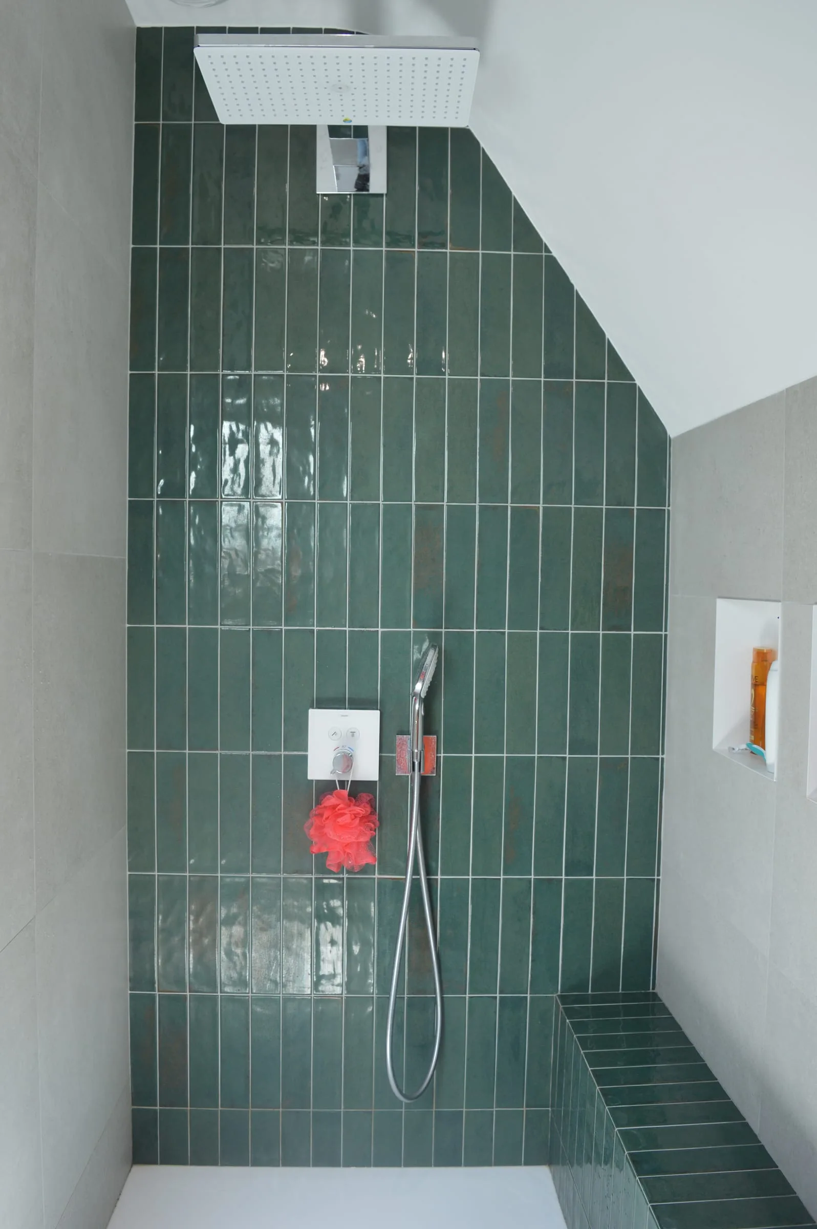 Douche carrelée de vert sous les combles