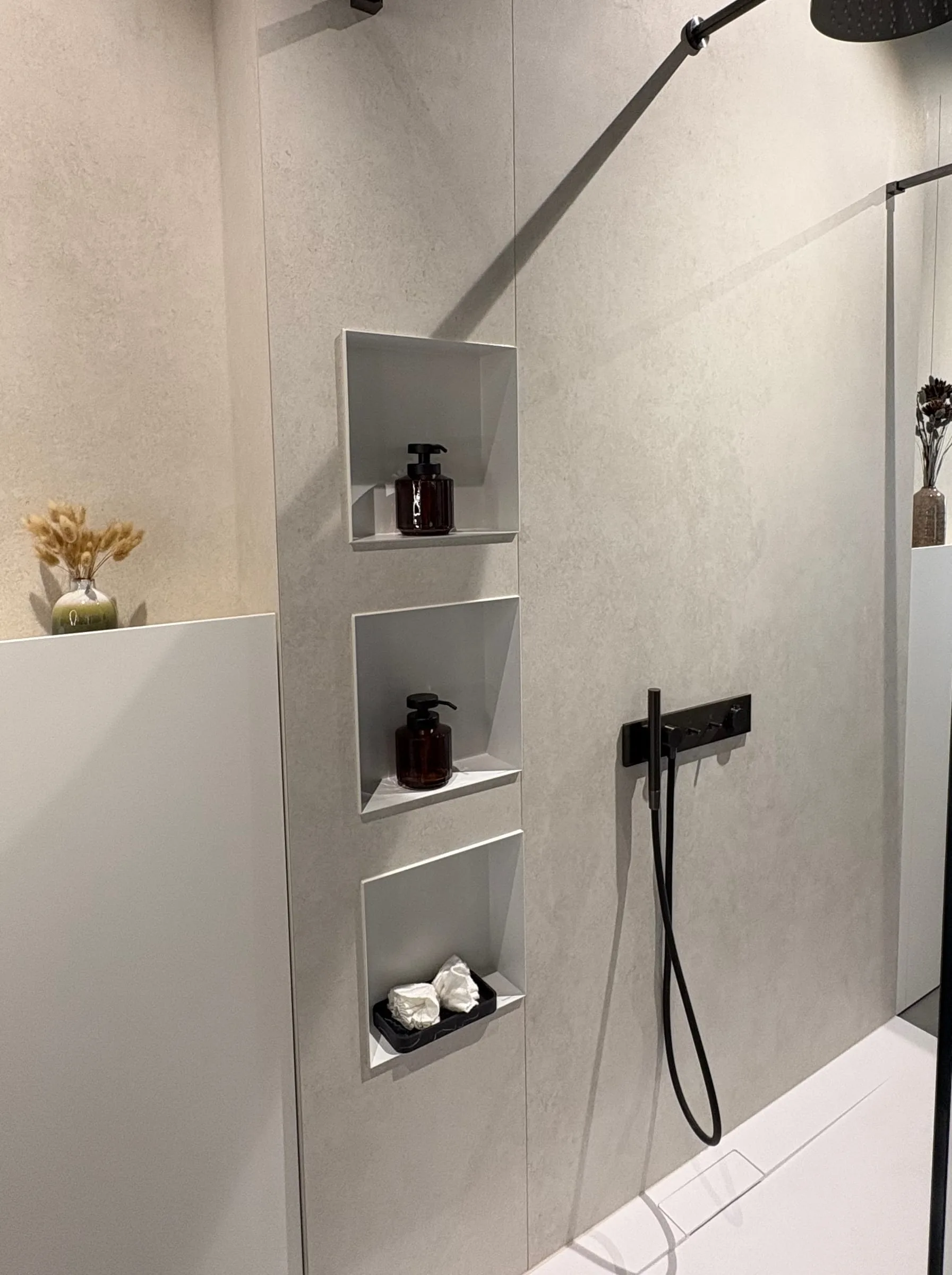 Douche à l’italienne et niches murales