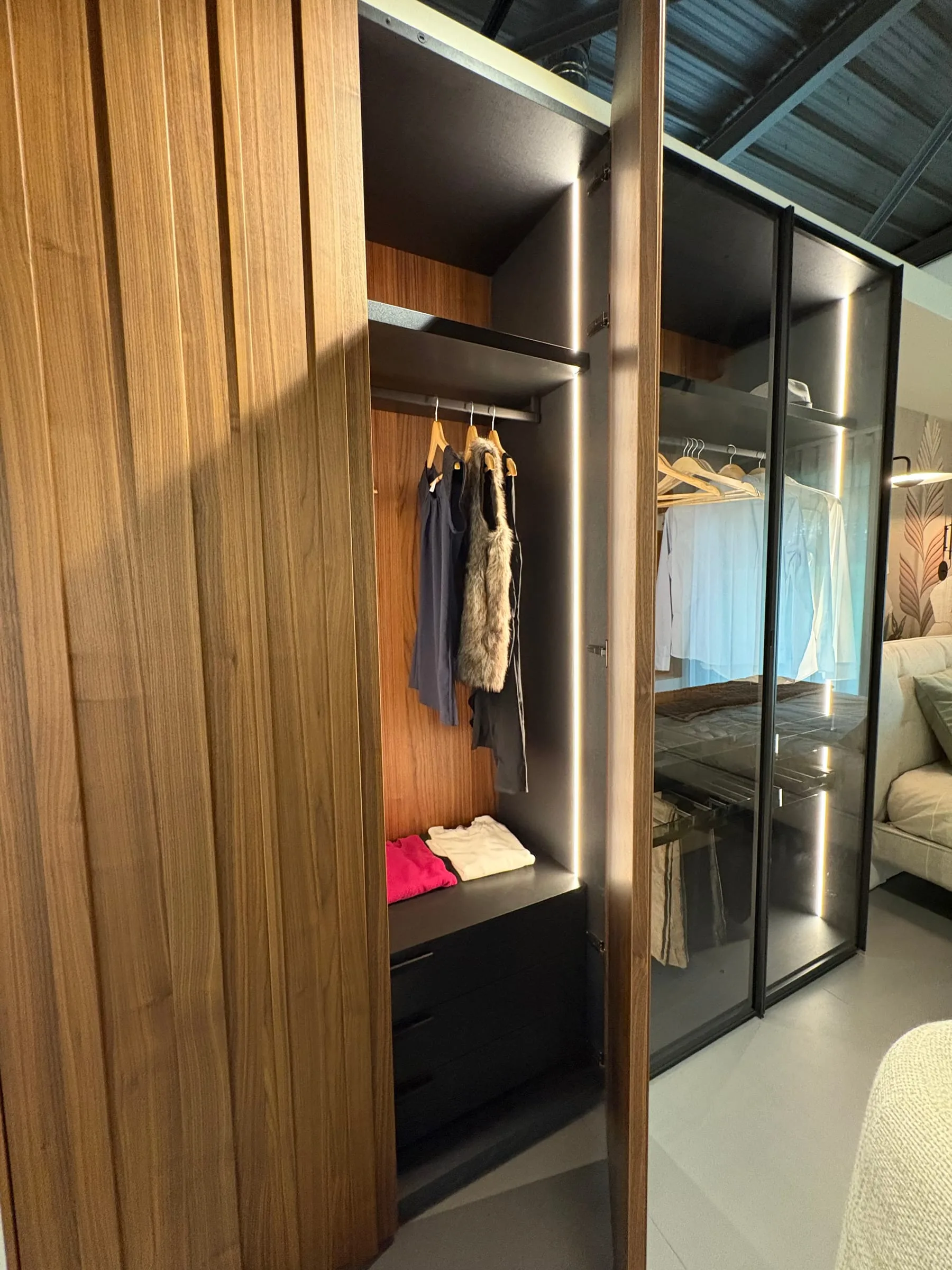 Dressing en bois et penderie ouverte