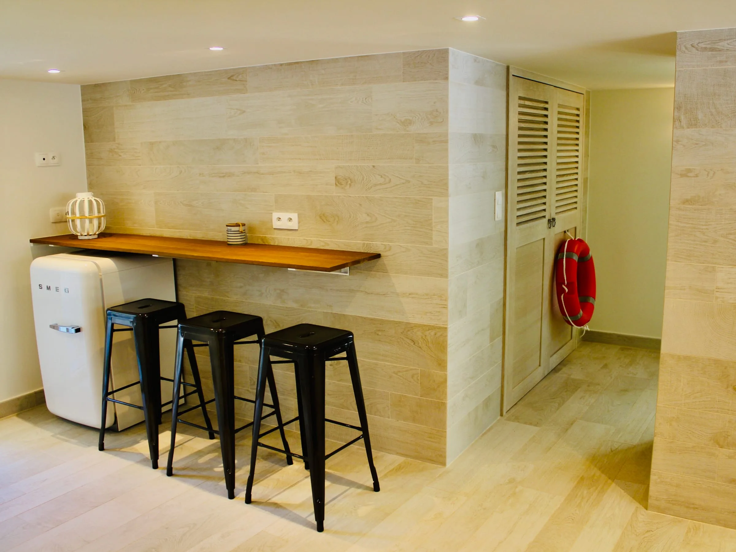 Espace bar avec comptoir et tabourets