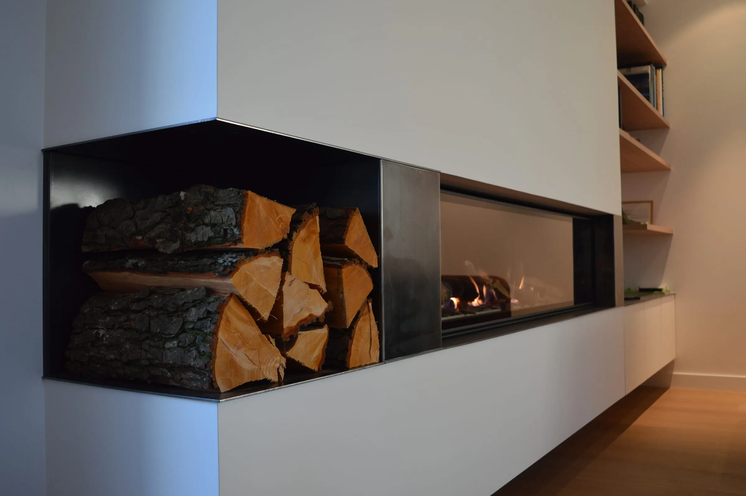 Foyer contemporain et réserve de bois intégrée