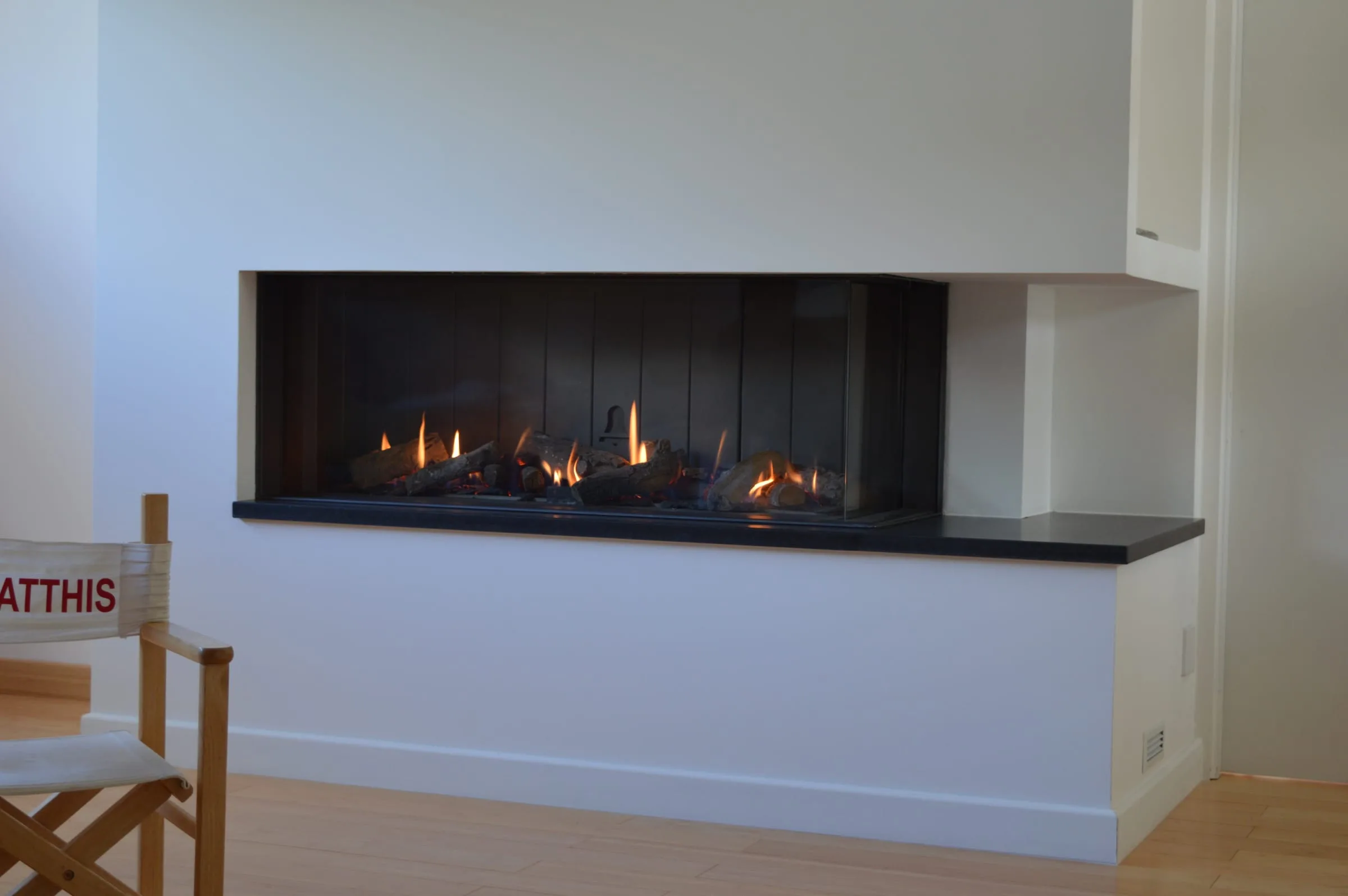 Foyer gaz intégré dans un habillage gris
