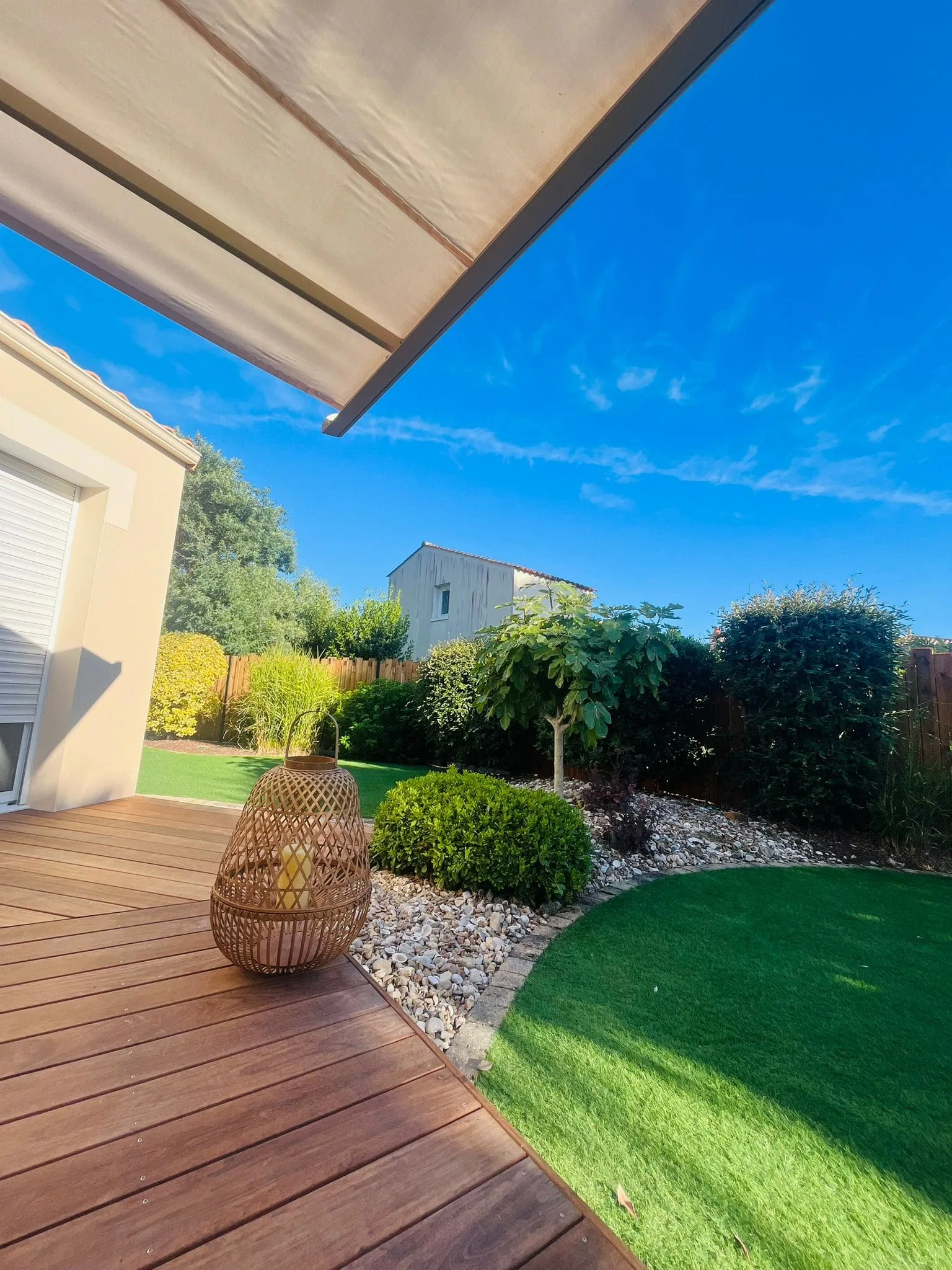 Terrasse en bois et massifs plantés après travaux