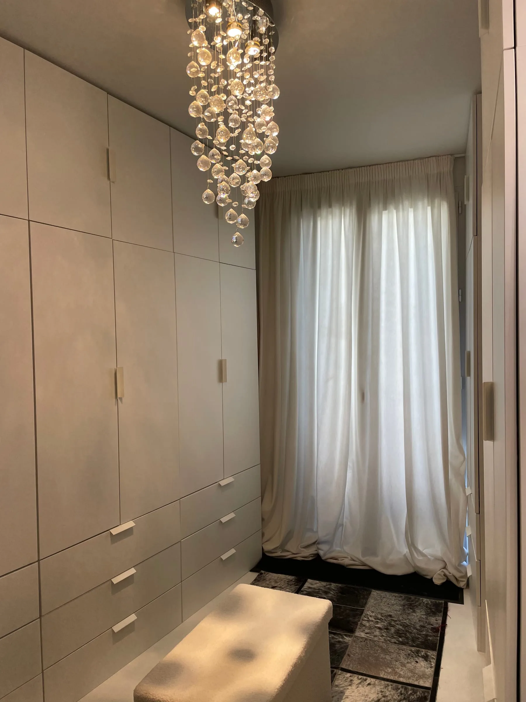 Rangements sur mesure et lustre en cristal