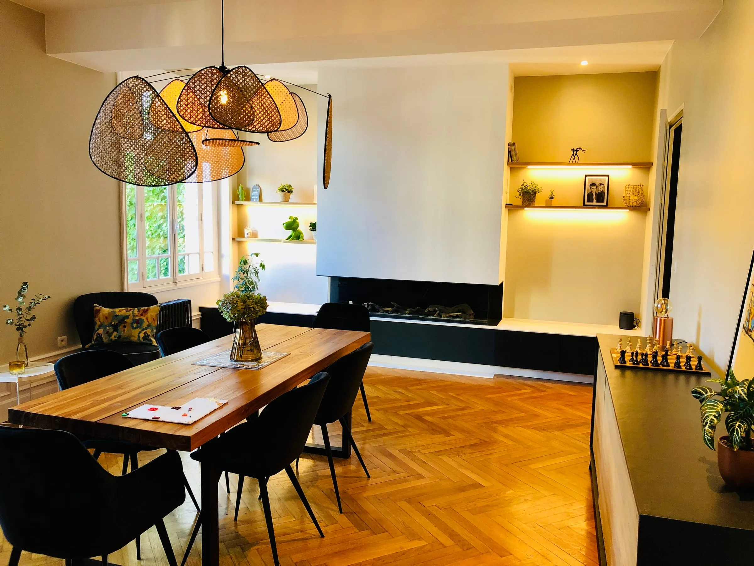 Salle à manger, suspensions en rotin et cheminée