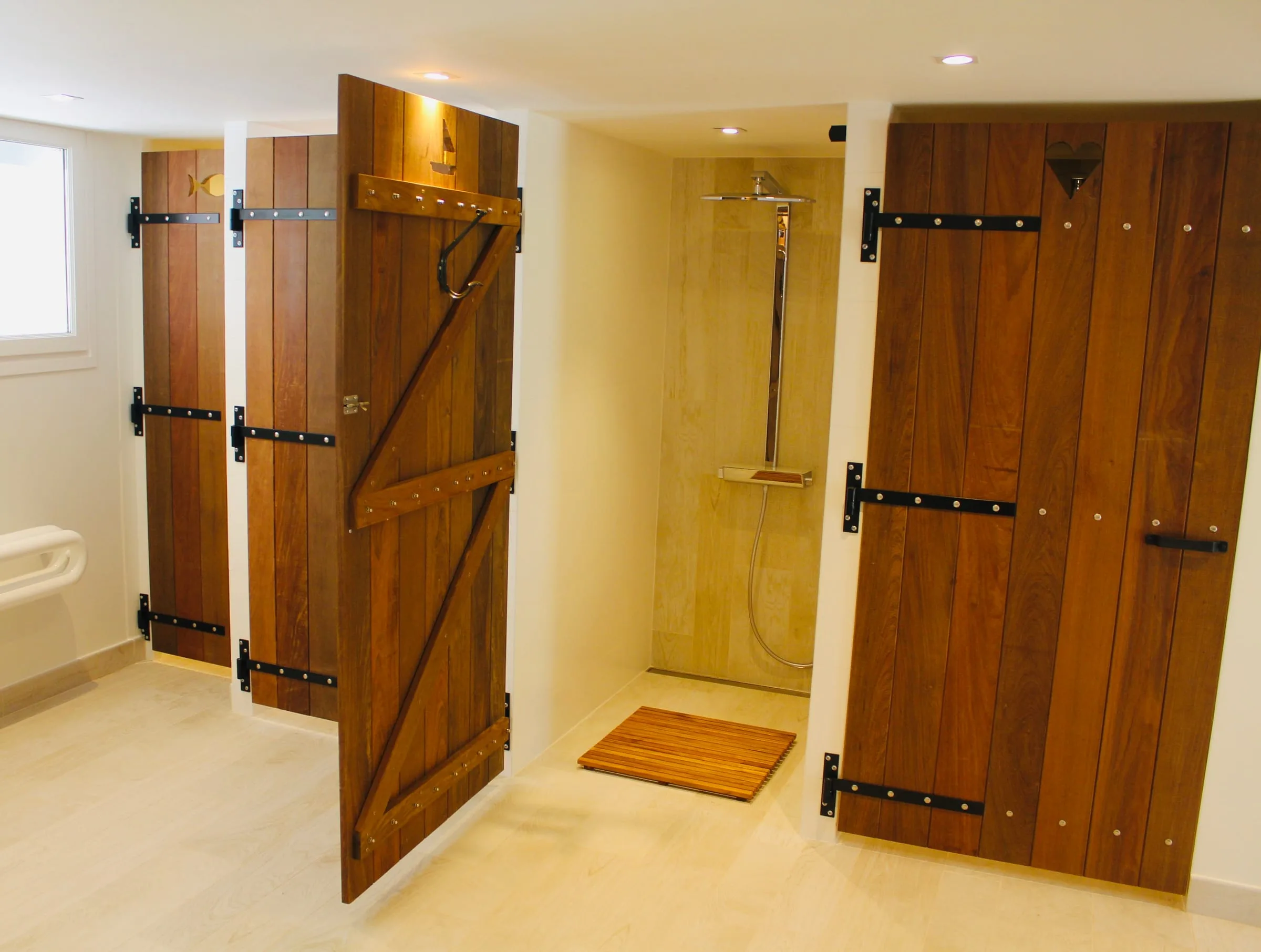 Vestiaires aménagés avec portes en bois