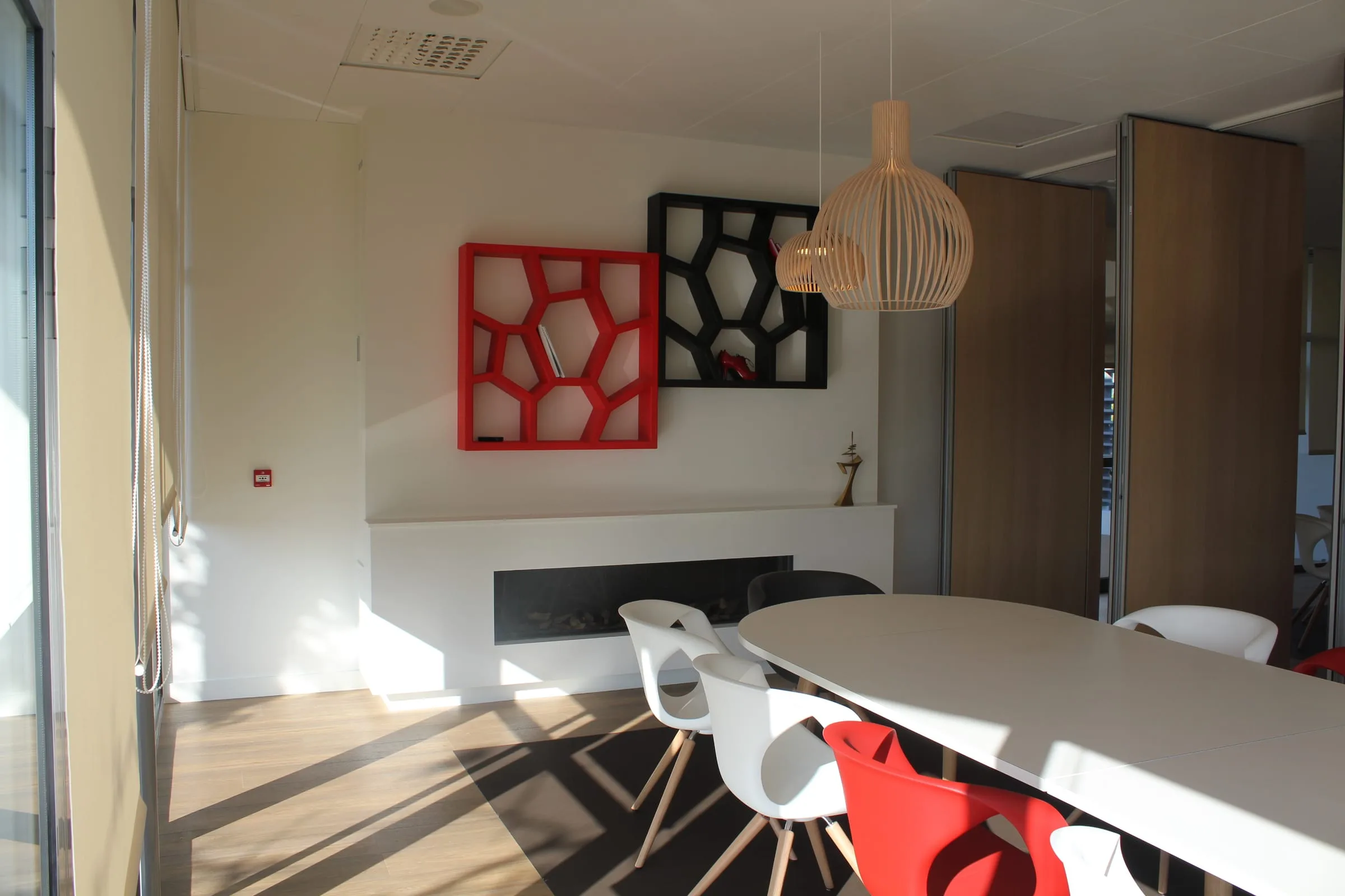 Salle à manger aux lignes graphiques et touches de rouge