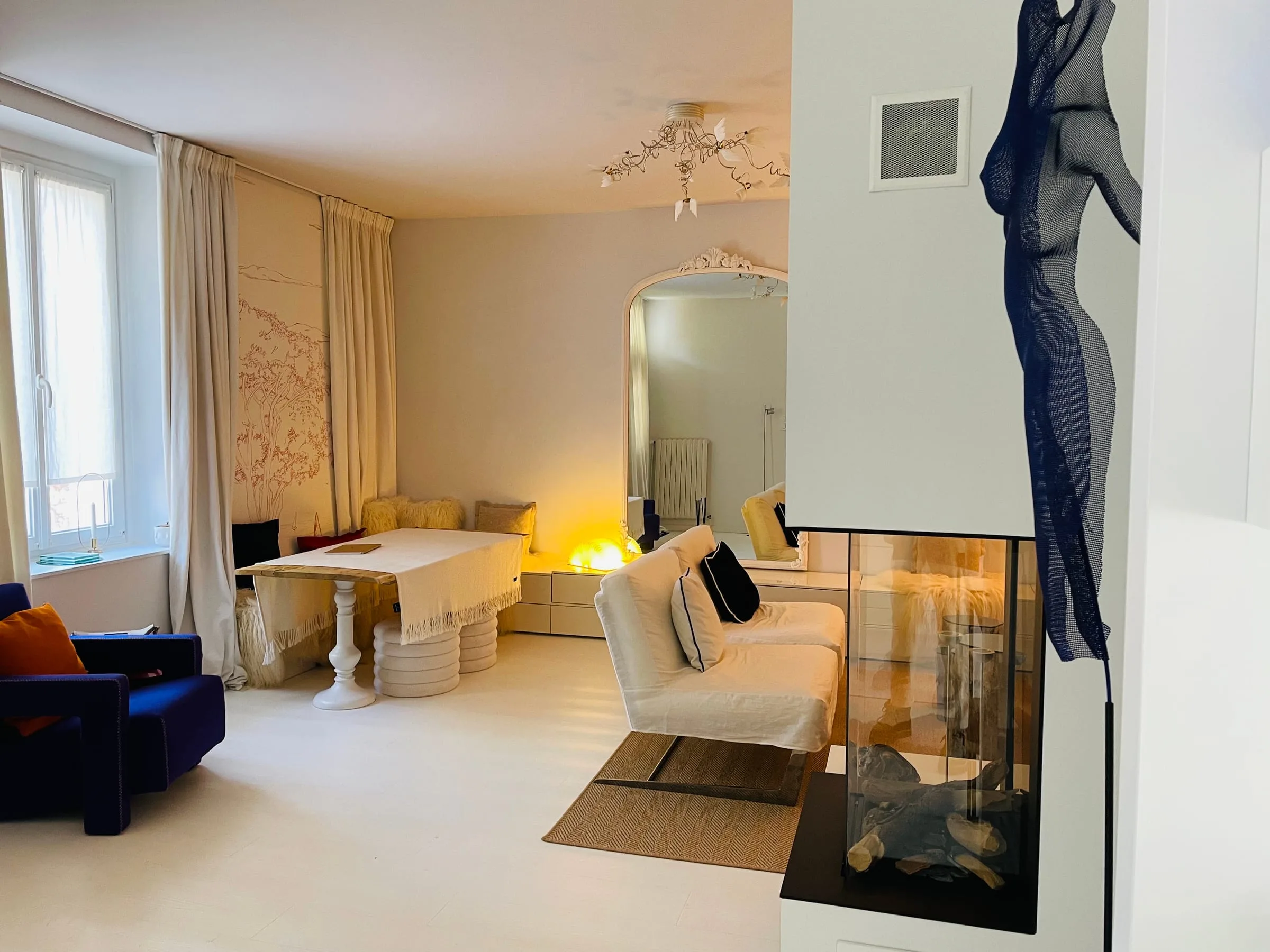 Séjour clair avec parquet, salon et cheminée