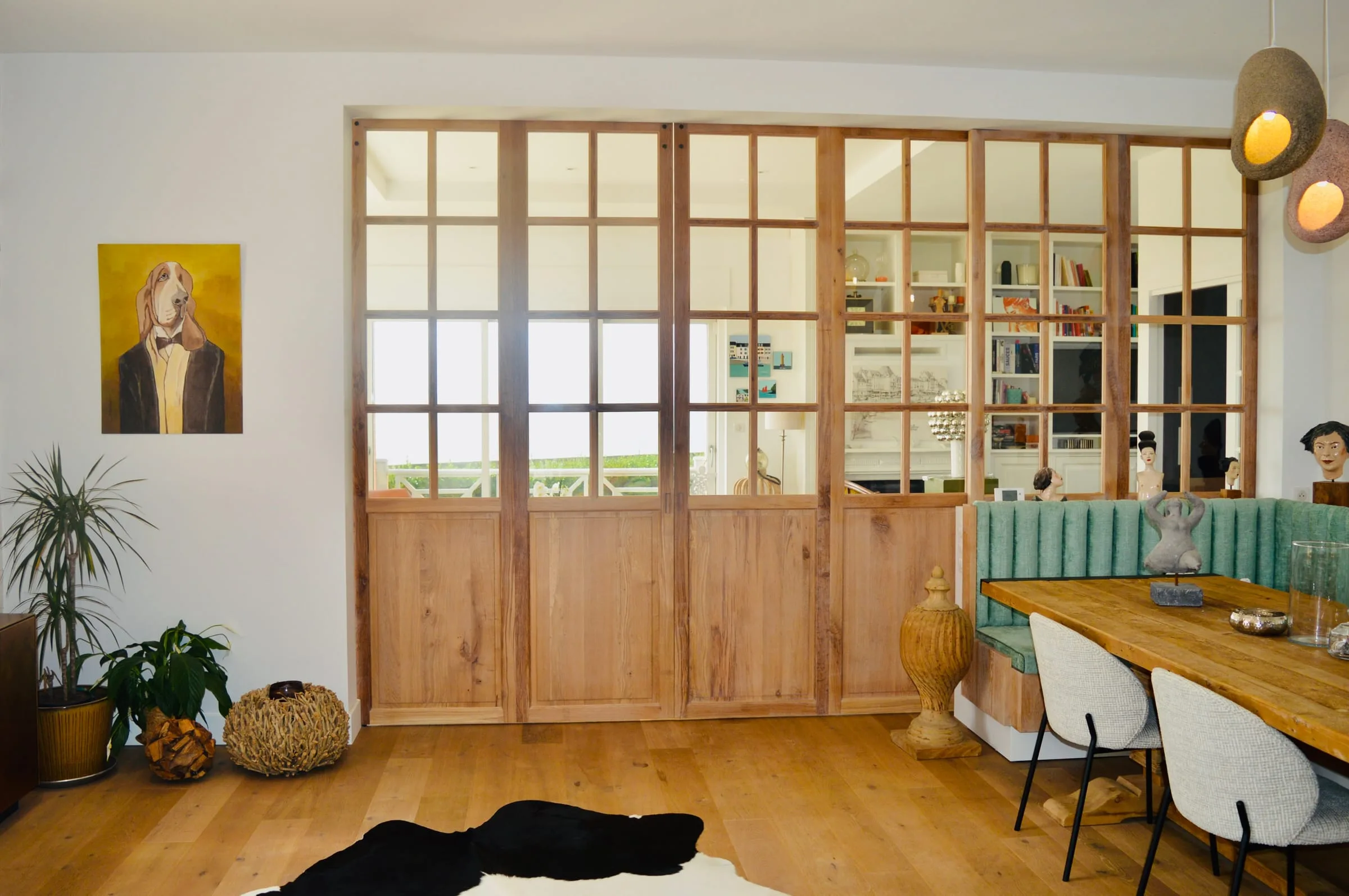 Verrière en bois séparant la salle à manger